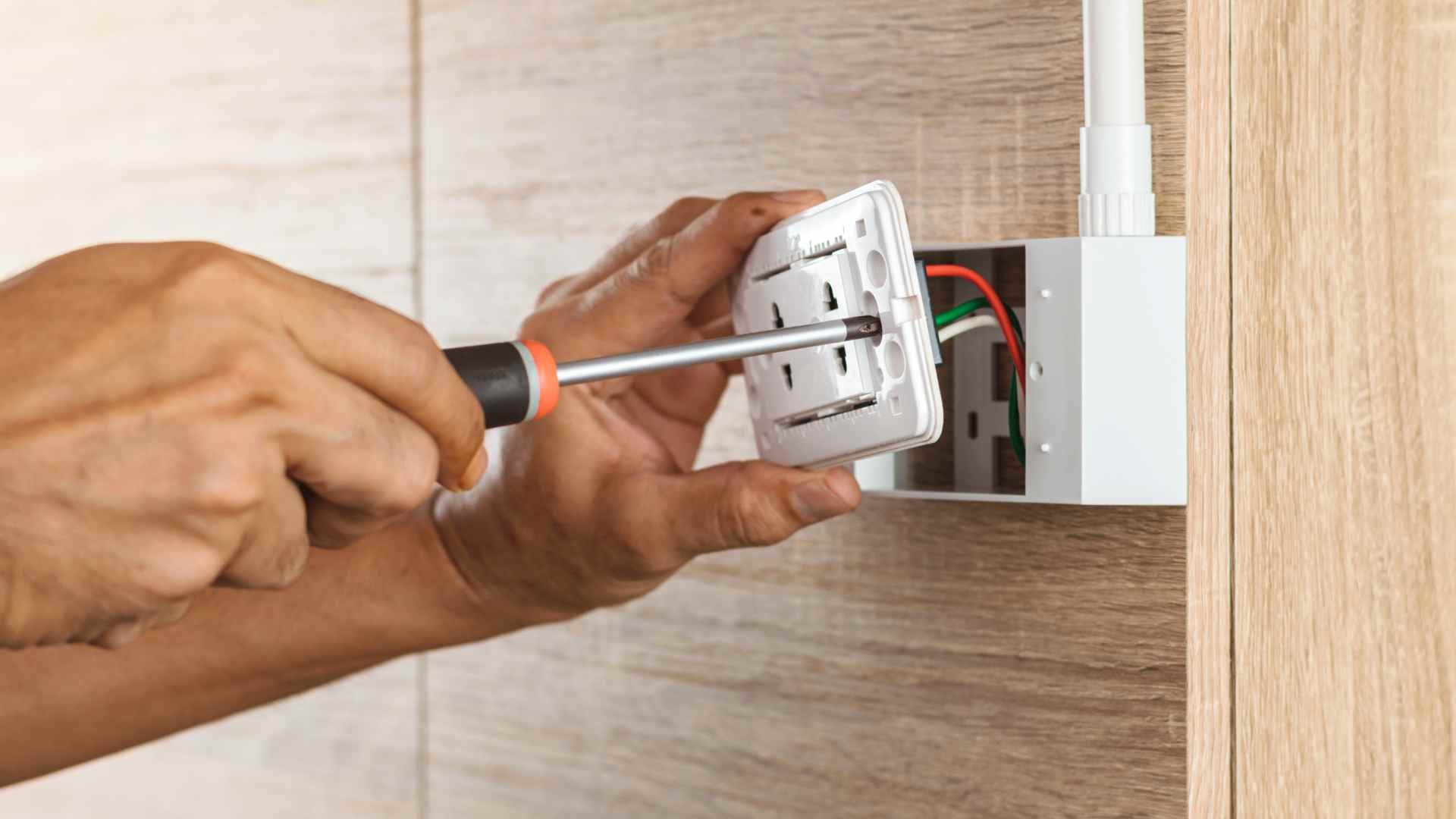 wire electrician in MILWAUKEE WI
